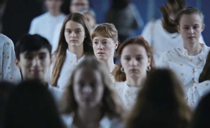 Leonie Benesch läuft als Sportlehrerin Carla Nowak im Spielfilm "Das Lehrerzimmer" durch eine Turnhalle