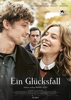 Ein deutsches Filmplakat für den Film „Ein Glücksfall“. Im Vordergrund blicken sich eine lächelnde Frau und ein Mann mit lockigem Haar warmherzig an. Im Hintergrund steht ein ernster Mann im Anzug leicht unscharf. Der Titel ist unten in weißer Schrift zu sehen, darunter die Credits, die auf Woody Allen als Drehbuchautor und Regisseur hinweisen. Der Hintergrund zeigt herbstliche Töne mit verschwommenen Bäumen.