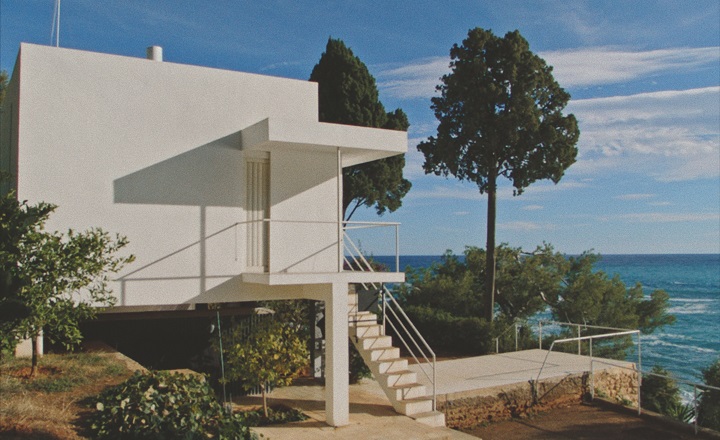 K3 Programmhinweis: E.1027 – EILEEN GRAY UND DAS HAUS AM MEER Szene aus dem Film "Eileen Gray und das Haus am Meer". Das Haus E.1027