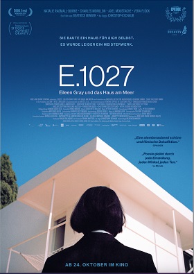 Filmplakat für 'E.1027: Eileen Gray und das Haus am Meer' mit einer stilisierten Darstellung einer modernen weißen Villa vor blauem Himmel. Im Vordergrund ist eine Person mit kurzen dunklen Haaren von hinten zu sehen.