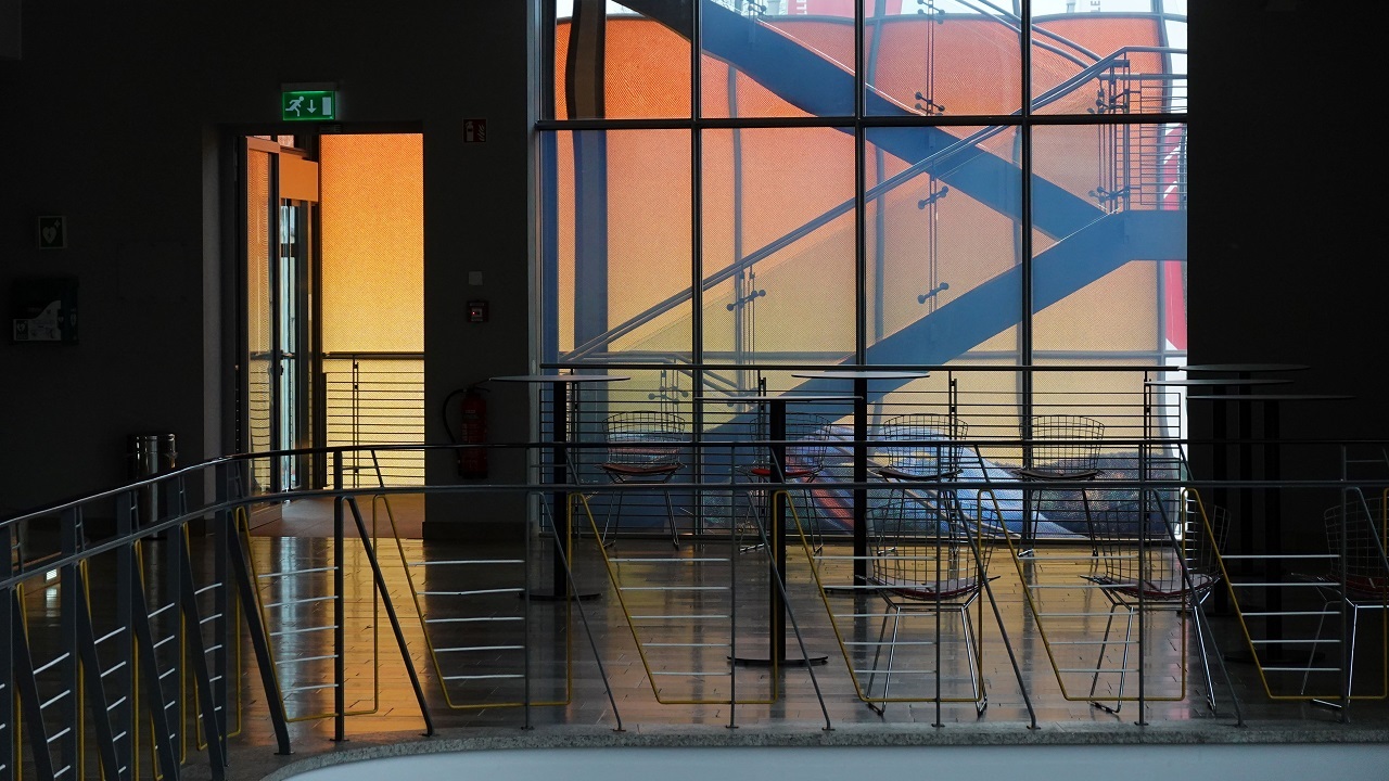 Simone Demandt. GOLDEN Blick aus der Stadthalle Göppingen auf das Werk GOLDEN von Simone Demandt