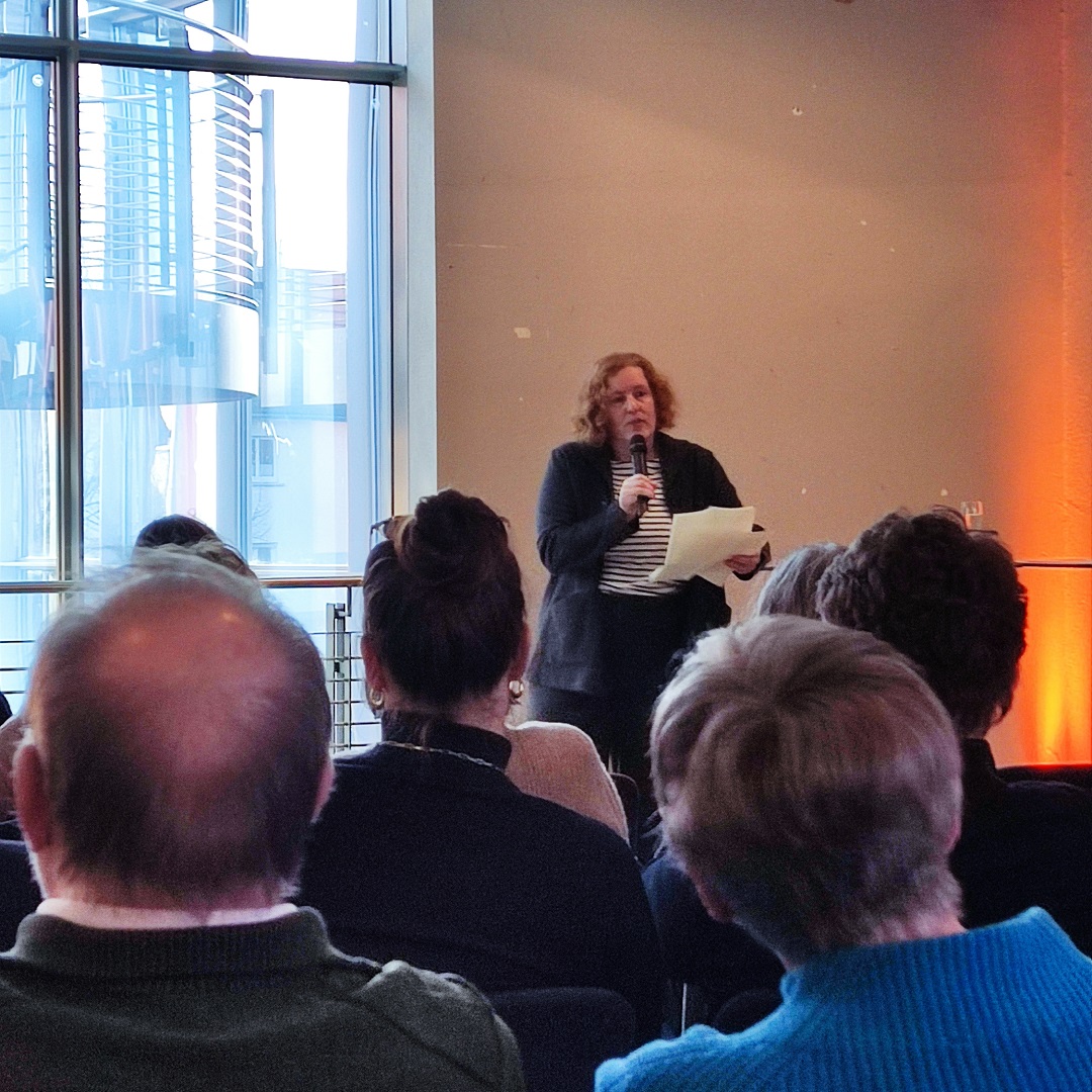 Vorstellung der Installation „Golden“ von Simone Demandt Isabelle Grupp spricht bei der Vorstellung der Installation „Golden“ im Foyer der Stadthalle Göppingen vor Publikum.
