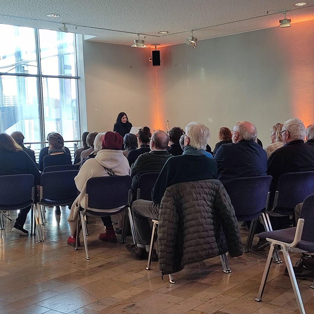 Vorstellung der Installation „Golden“ von Simone Demandt Katia Fazio spricht bei der Vorstellung der Installation „Golden“ im Foyer der Stadthalle Göppingen vor Publikum.