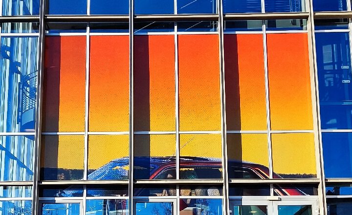 Installation der Arbeit "GOLDEN" von Simone Demandt an der Glasfassade de rGöppinger Stadthalle