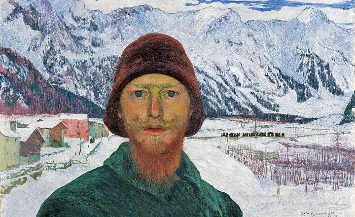 „Selbstbildnis im Schnee“ von Giovanni Giacometti (1899): Der Künstler mit roter Mütze und Bart blickt ernst in die Ferne, vor einer verschneiten Alpenlandschaft mit kleinen Häusern und Bergen im Hintergrund. Foto: © Arsenal Filmverleih