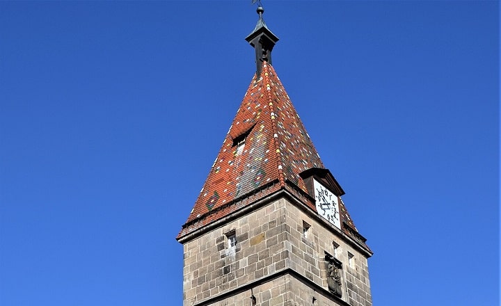 Schmiedturm Schwäbisch Gmünd Spitzer, rot gedeckter Turm des mittelalterlichen Schmiedturms in Schwäbisch Gmünd vor strahlend blauem Himmel.