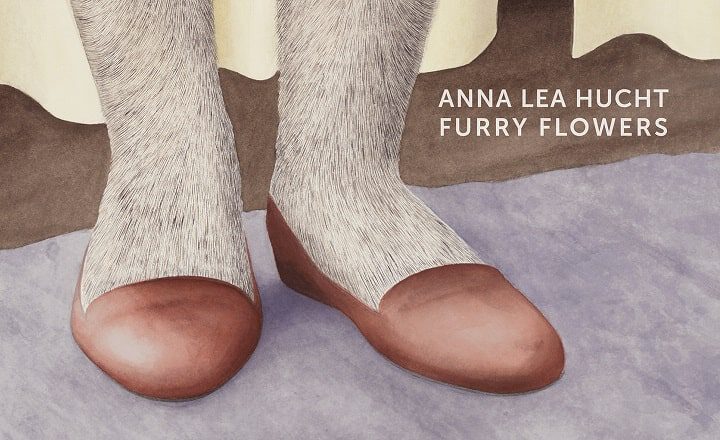 Behaarte Beine in braunen Schuhen vor einem cremefarbenen Vorhang; daneben der Text „Anna Lea Hucht. Furry Flowers“.