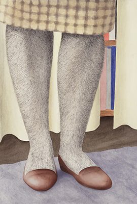 Behaarte Frauenbeine in braunen Schuhen, bekleidet mit einem karierten Rock; das Motiv wirkt surreal und poetisch.