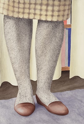 Behaarte Frauenbeine in braunen Schuhen, bekleidet mit einem karierten Rock; das Motiv wirkt surreal und poetisch.