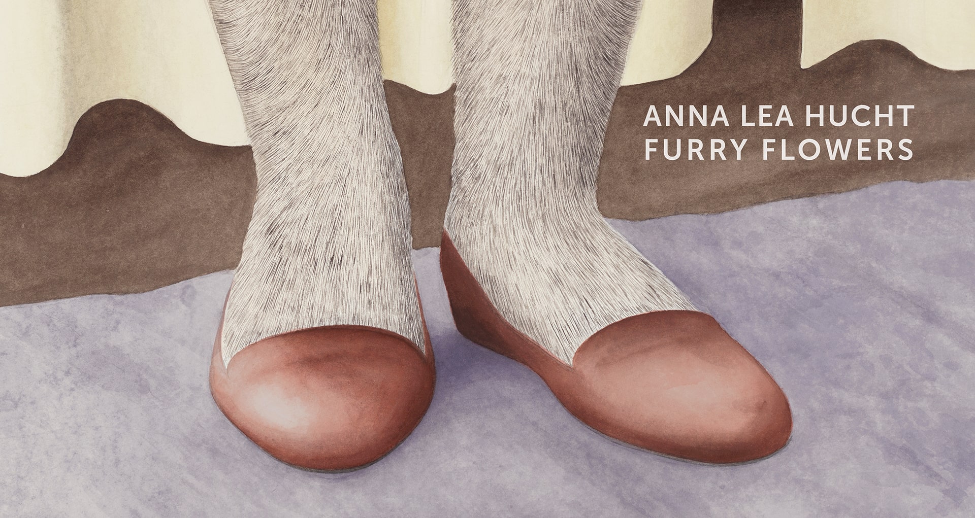 ANNA LEA HUCHT. FURRY FLOWERS Behaarte Beine in braunen Schuhen vor einem cremefarbenen Vorhang; daneben der Ausstellungstitel „Anna Lea Hucht. Furry Flowers“.