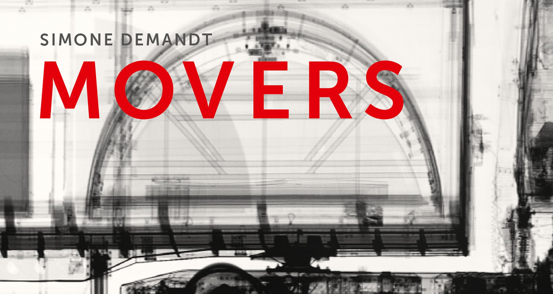 SIMONE DEMANDT. MOVERS Schwarz-weißes technisches Röntgenbild einer Maschinenstruktur mit roter Schrift „MOVERS“ und kleinerer Beschriftung „SIMONE DEMANDT“ darüber.