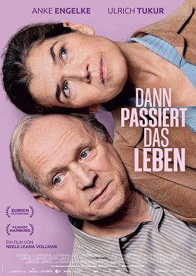 Filmplakat zu Dann passiert das Leben: Zwei Personen liegen versetzt übereinander, beide blicken nach oben aus dem Bild heraus. Oben steht der Titel „DANN PASSIERT DAS LEBEN“ in großen rosa Buchstaben. Darüber sind die Namen der Hauptdarstellenden platziert. Unten finden sich Festivalhinweise sowie Credits zum Film.