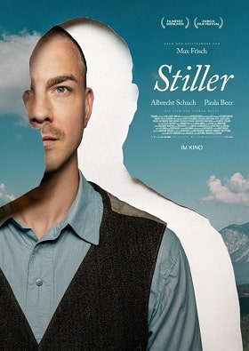Filmplakat zu Stiller: Vor einer Berglandschaft steht eine Person in Hemd und Weste. In der Mitte des Plakats ist eine zweite, weiße Silhouette ausgespart, sodass der vordere Körper teilweise „herausgeschnitten“ wirkt. Der Titel Stiller und weitere Filminformationen stehen rechts im Bild vor dem blauen Himmel.