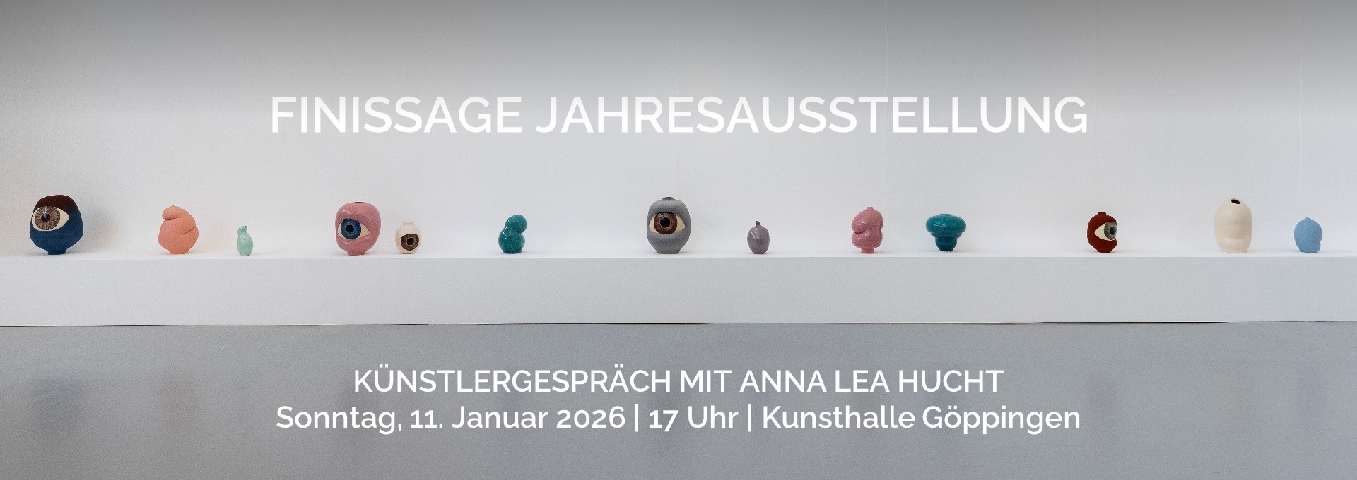 Ausstellungsansicht mit einer Reihe kleiner, farbiger keramischer Skulpturen auf einem langen Wandpodest; darüber der Schriftzug „Finissage Jahresausstellung“. Darunter Text mit Hinweis auf das Künstlergespräch mit Anna Lea Hucht am Sonntag, 11. Januar 2026, 17 Uhr, in der Kunsthalle Göppingen.