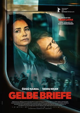 Filmplakat: Eine Frau blickt ernst aus einem Zugfenster, neben ihr lehnt ein Mann schlafend; unten der Titel „Gelbe Briefe“ in roten Großbuchstaben.