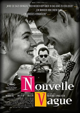 Schwarzweißes Filmplakat: Eine Frau und ein Mann lächeln sich sehr nah gegenüber; im Hintergrund ein Kameramann. Titel „Nouvelle Vague“ in auffälligen farbigen Buchstaben, dazu Festivalhinweis Cannes