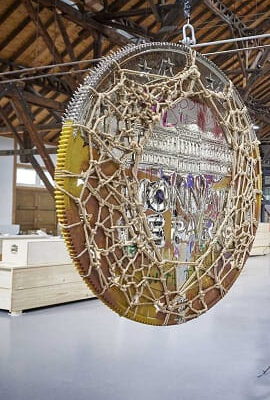 Große, runde Hängeskulptur aus Holz, Seilen und Metall in der Alten Kelter Fellbach, Teil der Kleinplastik-Triennale 2019.