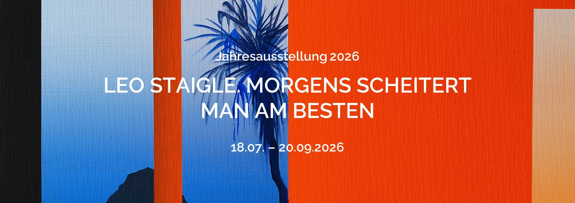 Grafischer Hero-Banner zur Jahresausstellung 2026 des Kunstverein Göppingen. Links ein blau getöntes Bildmotiv mit Palme und vertikalen Farbstreifen, rechts eine große orange Fläche. In weißer Schrift steht: „Leo Staigle – Morgens scheitert man am besten“, darunter die Ausstellungsdaten „18.07.–20.09.2026“.