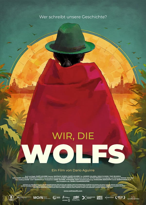 Filmplakat zu „Wir, die Wolfs“: Eine Person mit grünem Hut und rotem Umhang sitzt mit dem Rücken zum Betrachter vor einer gelb-orangefarbenen Sonne. Im Hintergrund sind eine Stadt-Silhouette, Pflanzen und fliegende Vögel zu sehen.