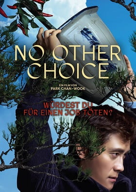 Filmplakat zu „No Other Choice“: Ein Mann hält zwischen den Ästen eines Baumes eine große Porzellanvase über seinem Kopf. Darüber stehen Filmtitel und die Frage „Würdest du für einen Job töten?“.