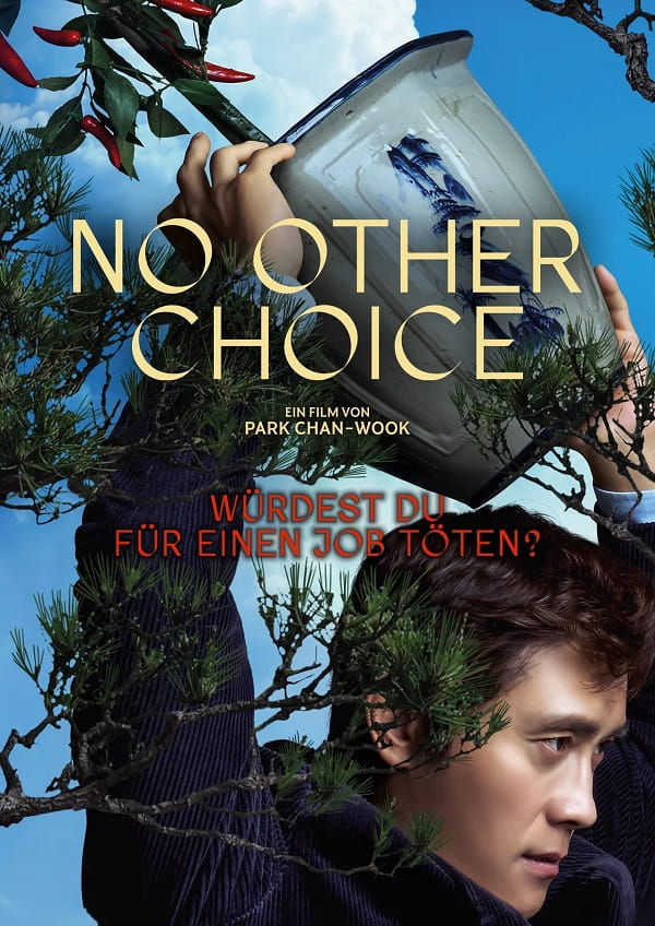 Filmplakat zu „No Other Choice“: Ein Mann hält zwischen den Ästen eines Baumes eine große Porzellanvase über seinem Kopf. Darüber stehen Filmtitel und die Frage „Würdest du für einen Job töten?“.