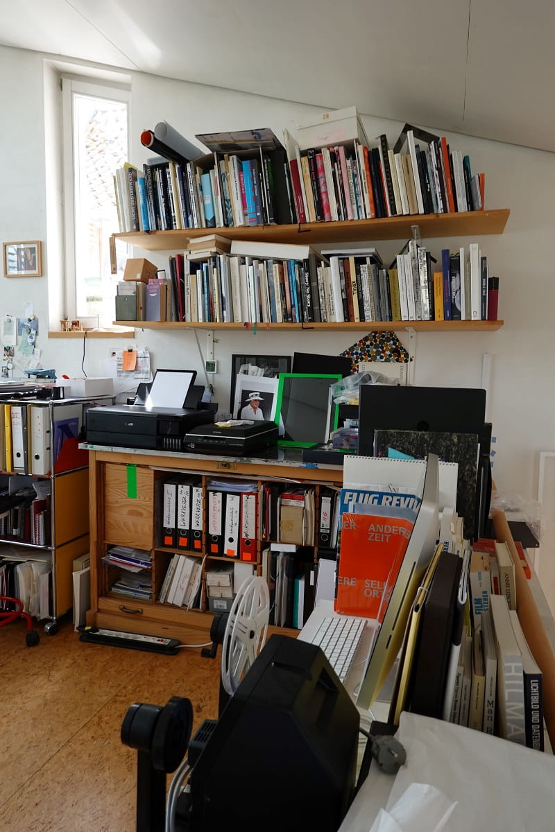 Blick in das Atelier von Simone Demandt in Baden-Baden-Varnhalt mit Bücherregalen, Ausstellungskatalogen, Ordnern, Druckern und zahlreichen Arbeitsmaterialien.