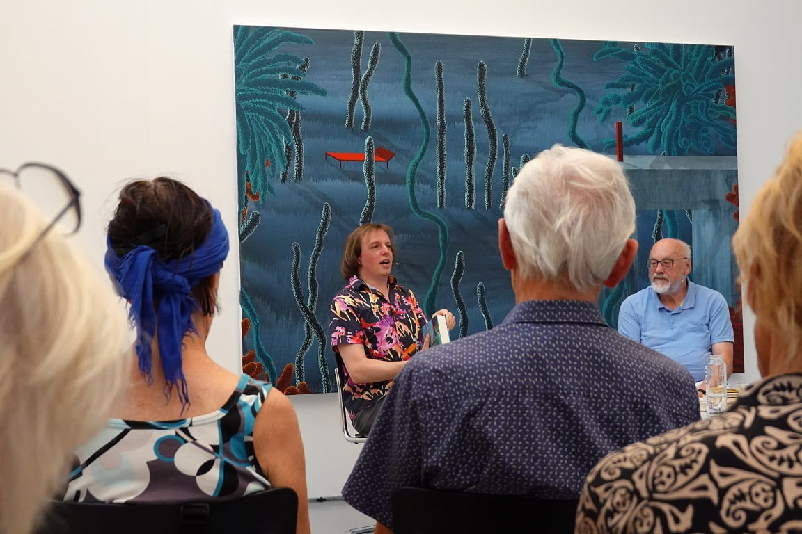 Kunst und Literatur - Leo Staigle Dr. Kai Bleifuß und Dr. Gerd Kolter bei „Kunst und Literatur“ in der Kunsthalle Göppingen vor einem großformatigen Gemälde von Leo Staigle.