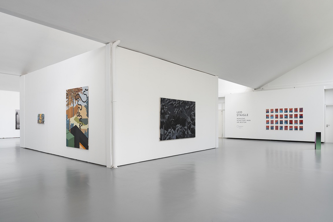 Blick in die Jahresausstellung von Leo Staigle in der Kunsthalle Göppingen mit mehreren großformatigen Gemälden an den weißen Ausstellungswänden.