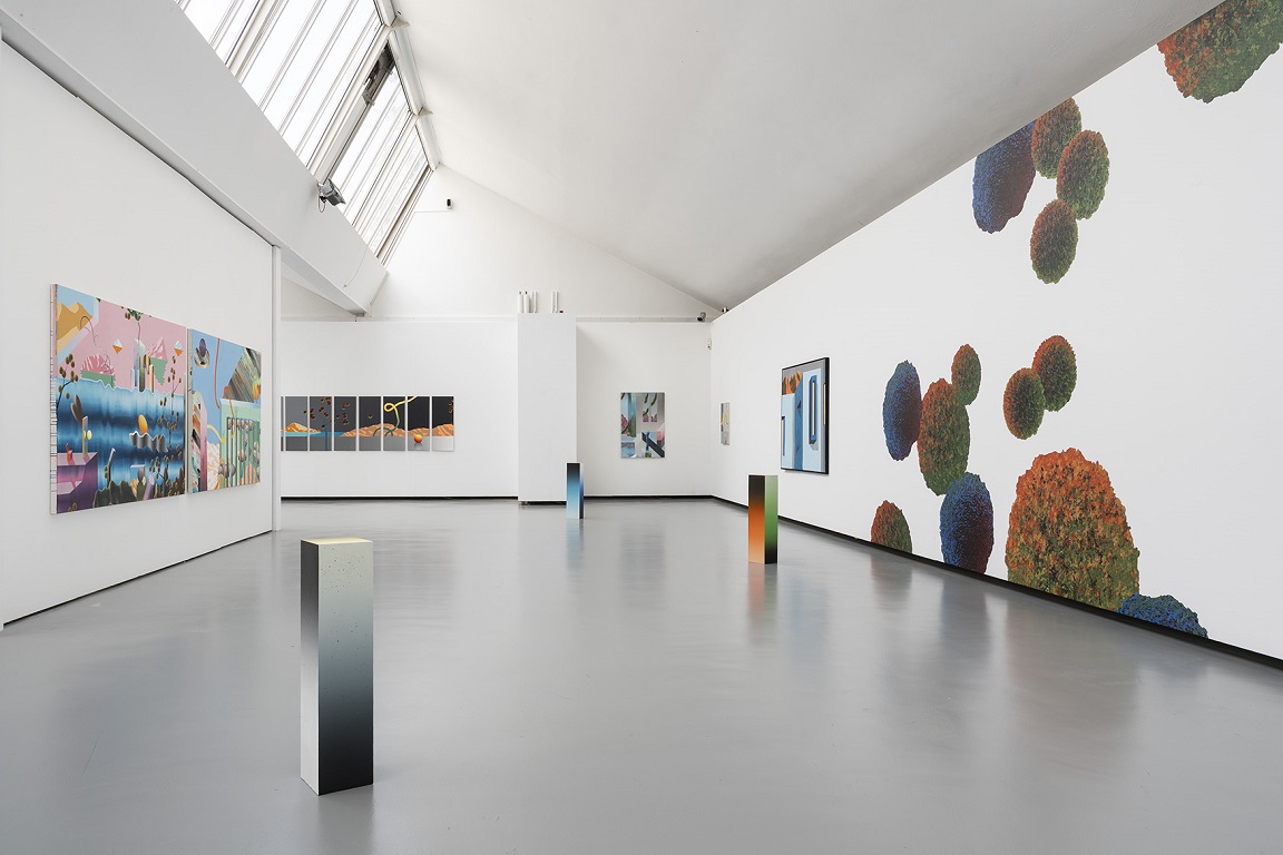 Blick in die Jahresausstellung von Leo Staigle mit mehreren großformatigen Gemälden und bemalten Lichtblöcken im Ausstellungsraum.