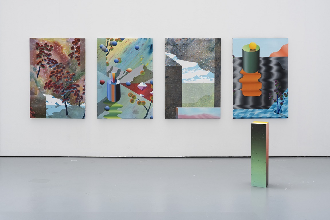 Vier farbintensive Gemälde von Leo Staigle an einer weißen Ausstellungswand, davor ein bemalter Lichtblock im Raum.