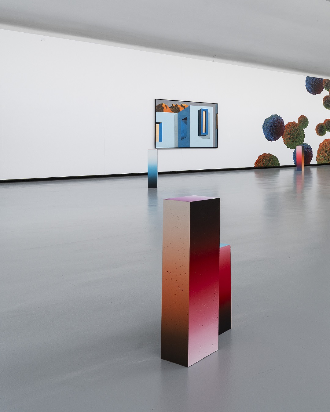 Morgen wollen wir nicht scheitern – Sonderveranstaltung des Kunstvereins Göppingen Blick in die Jahresausstellung von Leo Staigle mit großformatigen Gemälden und mehreren bemalten Lichtblöcken im Ausstellungsraum.