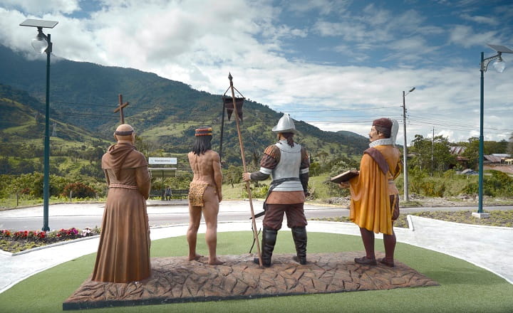Filmstill aus „WIR, DIE WOLFS“ mit vier Figuren in historischen Kostümen vor einer Berglandschaft in Ecuador.